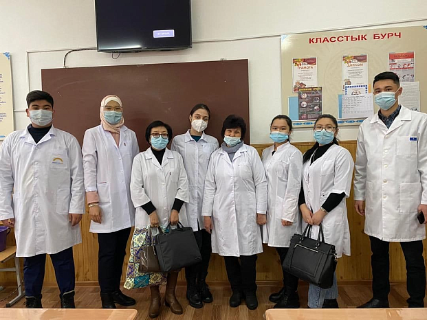 Преподаватели и студенты ведущих медицинских ВУЗов страны КГМА им. И. К. Ахунбаева и КРСУ им. Б.Н. Ельцина организовали выездную профориентиационную и санитарно -просветительскую конференцию.